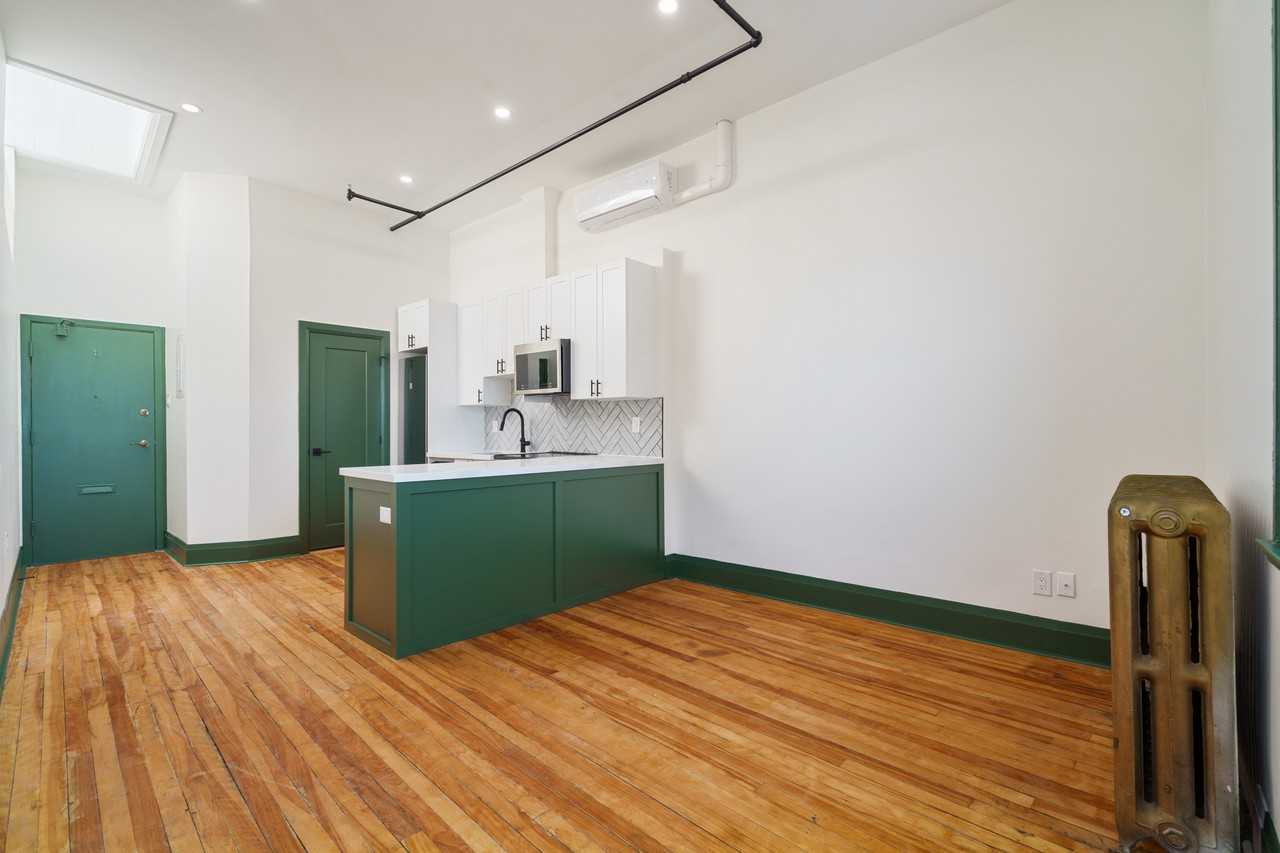 72 James Street North - Photo 5 of 12