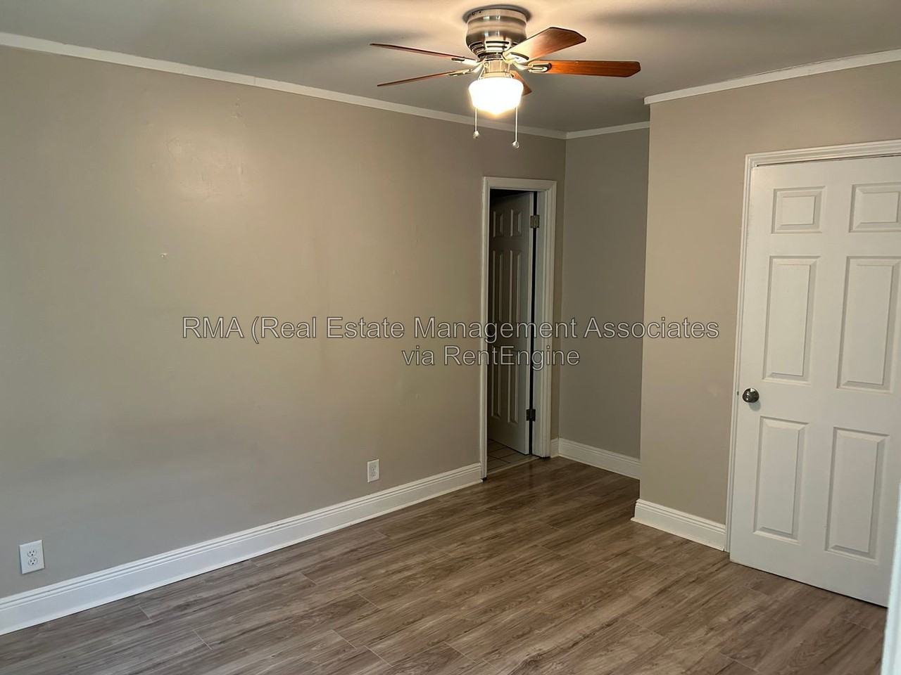 915 E Broadway St - Photo 2 of 7