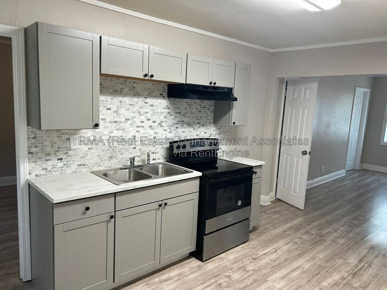 915 E Broadway St - Photo 3 of 7