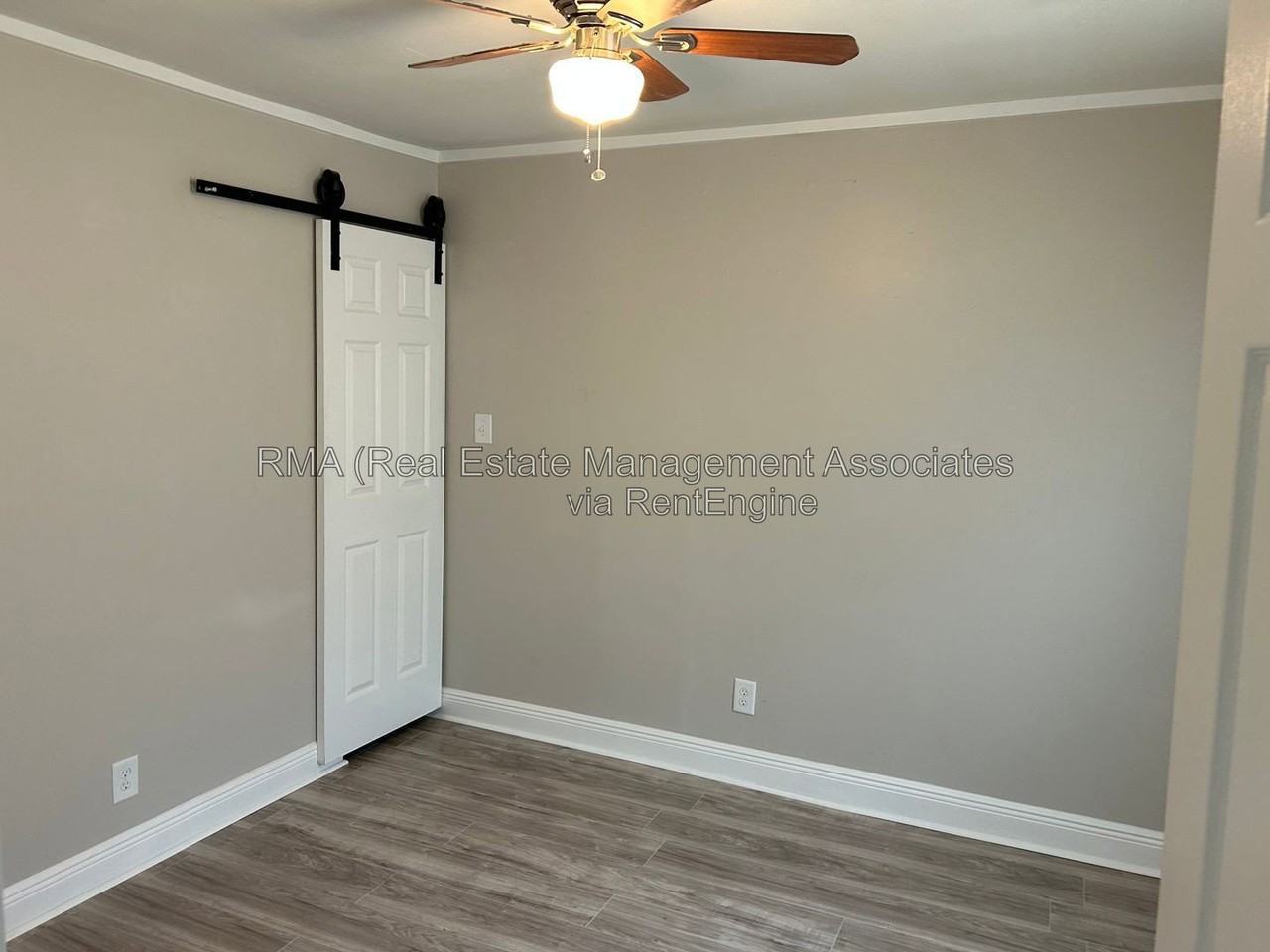 915 E Broadway St - Photo 6 of 7