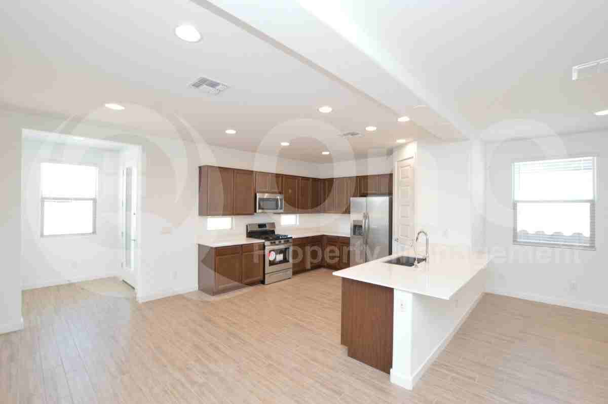 9332 W Glenrosa Ave - Photo 4 of 22