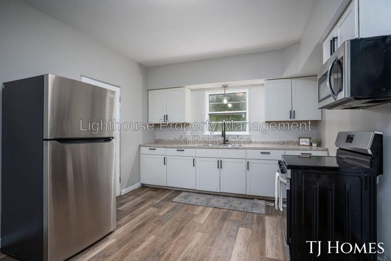 1468 Jiroch St - Photo 4 of 15