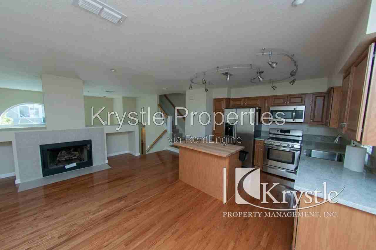 496 E E St - Photo 4 of 11