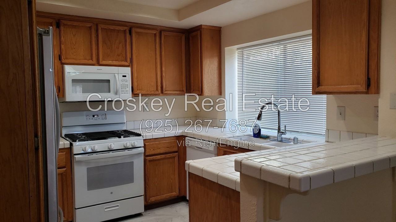 4717 Knollpark Cir - Photo 5 of 14