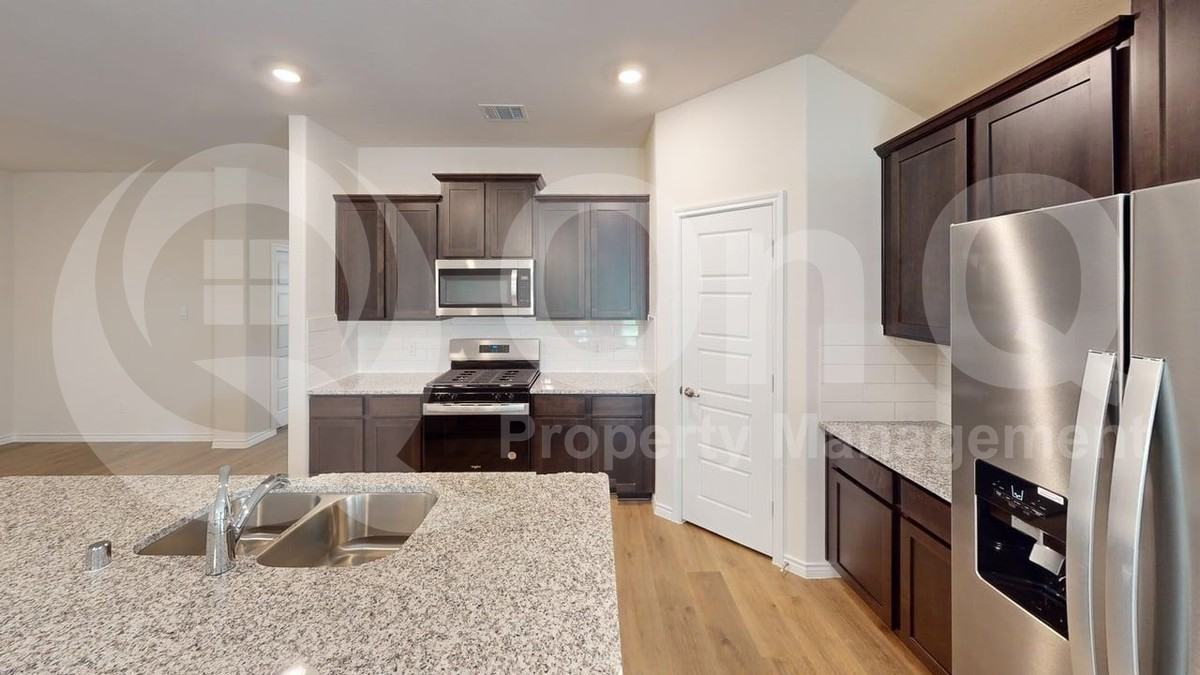 3920 Glastonbury Rd - Photo 4 of 23