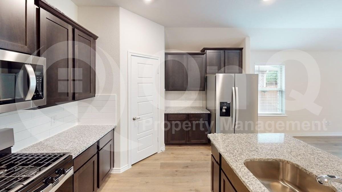 3920 Glastonbury Rd - Photo 5 of 23