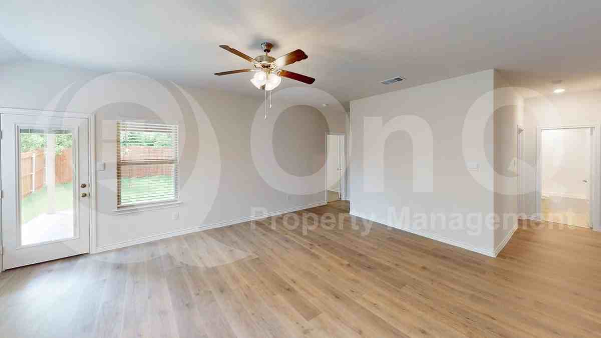 3920 Glastonbury Rd - Photo 6 of 23