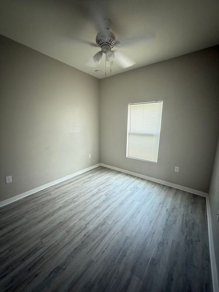 404 Ne 24th Pl - Photo 3 of 13
