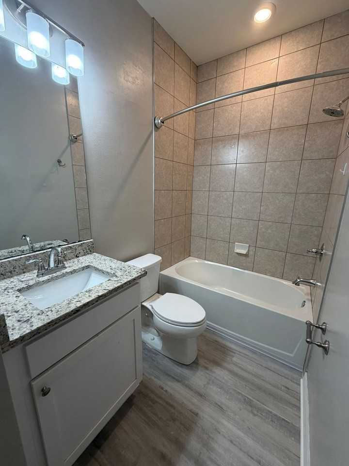 404 Ne 24th Pl - Photo 5 of 13