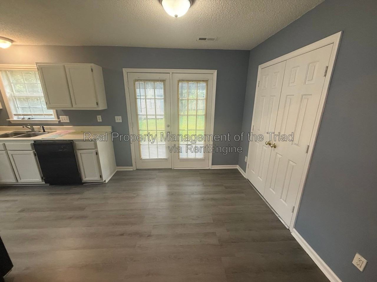 208 Hammond Dr - Photo 3 of 21