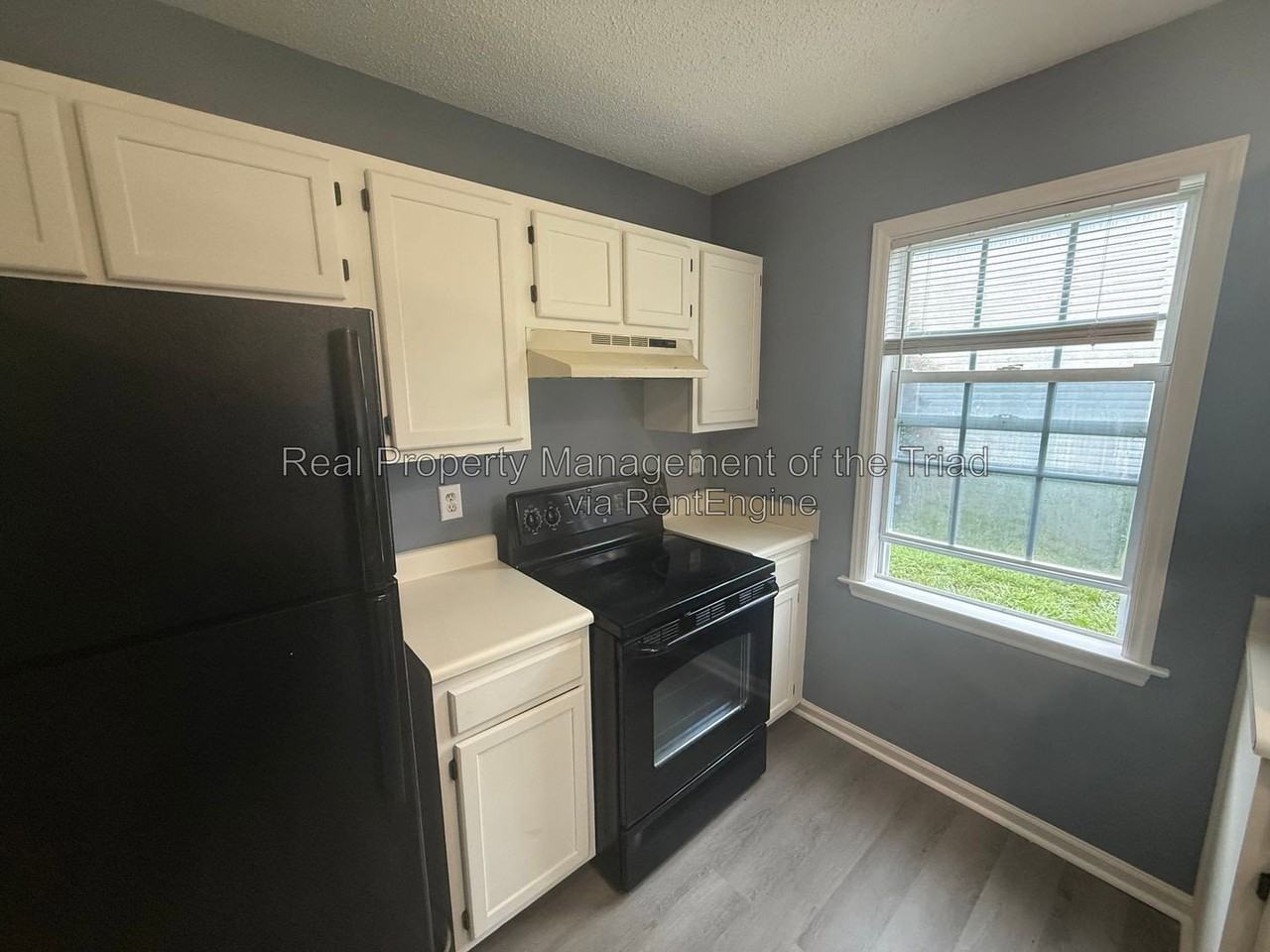 208 Hammond Dr - Photo 4 of 21
