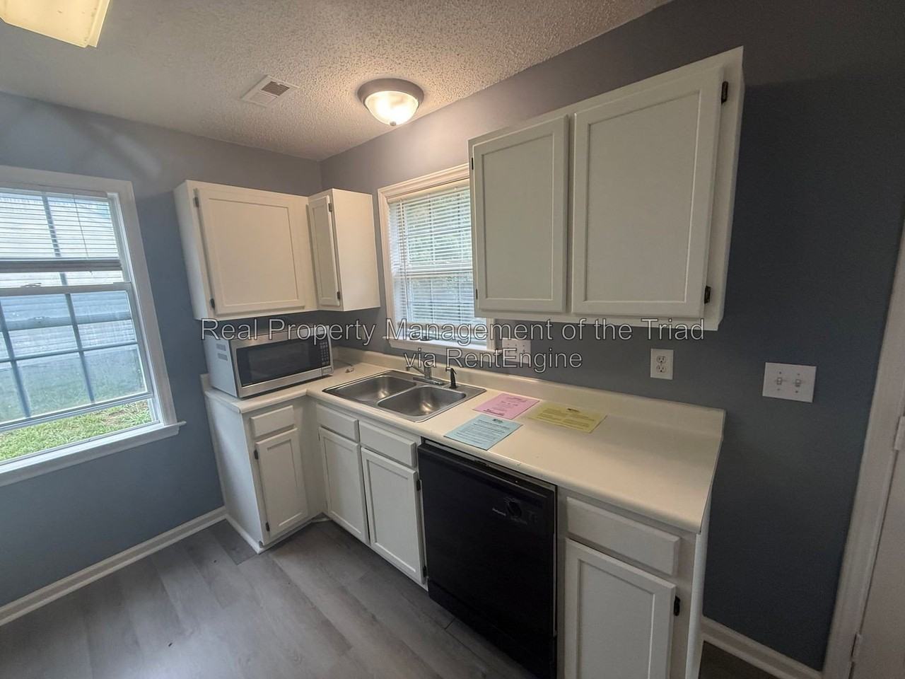 208 Hammond Dr - Photo 5 of 21