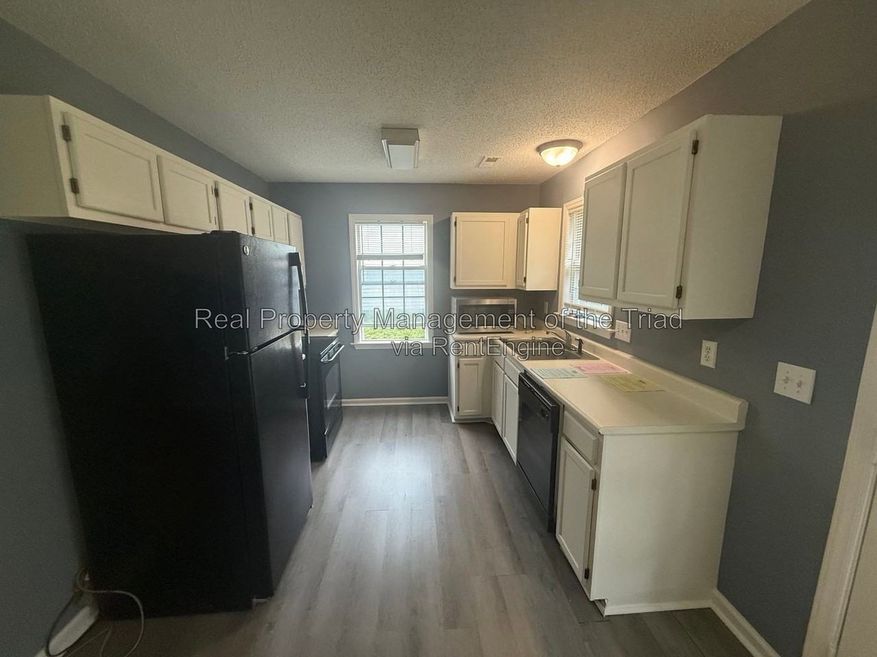 208 Hammond Dr - Photo 6 of 21