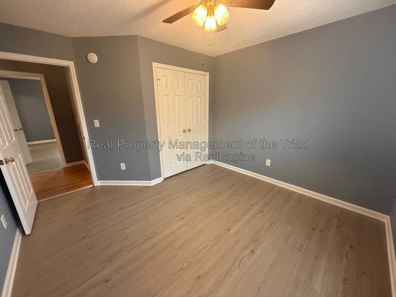 208 Hammond Dr - Photo 7 of 21