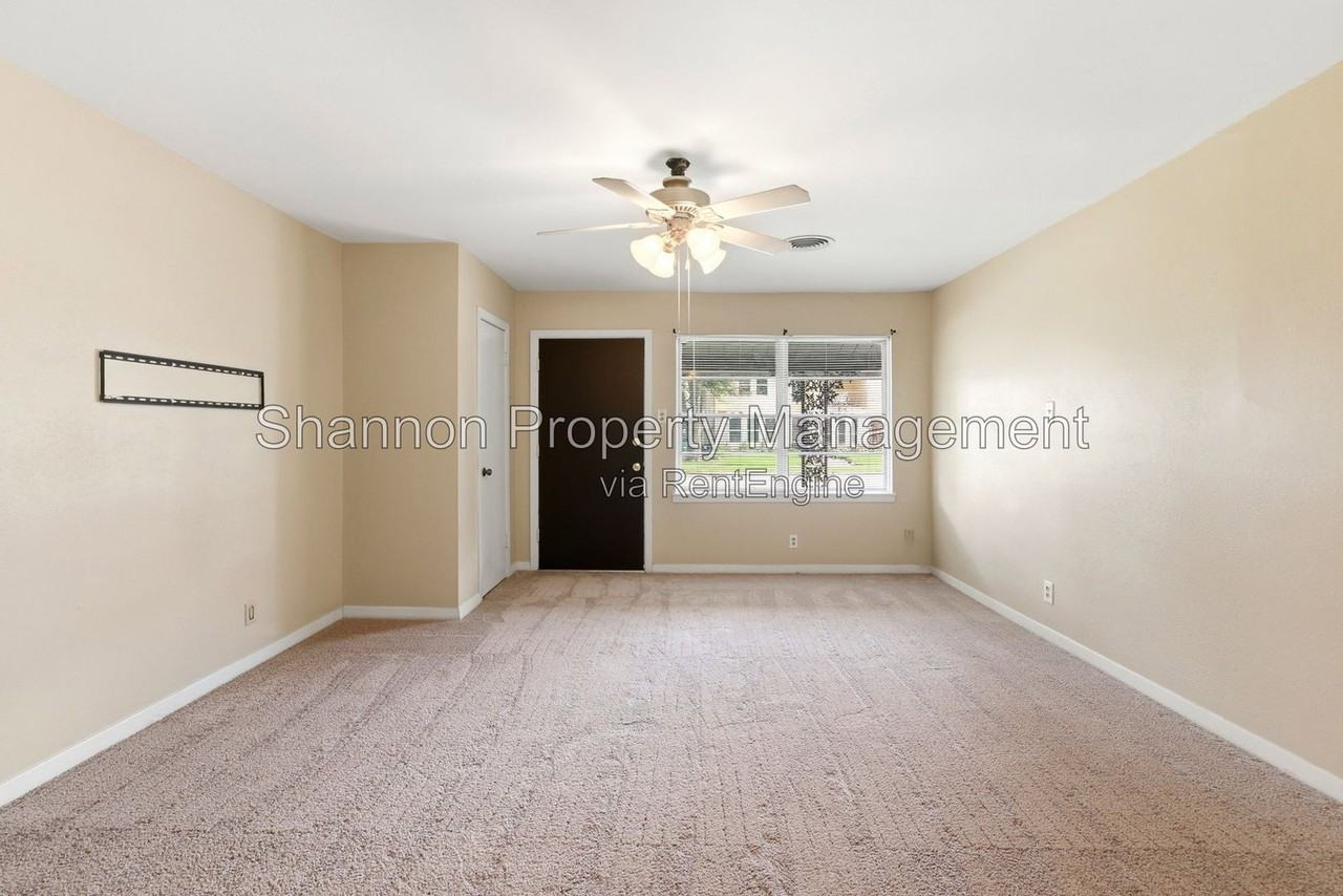 8406 Highcrest Dr - Photo 3 of 37