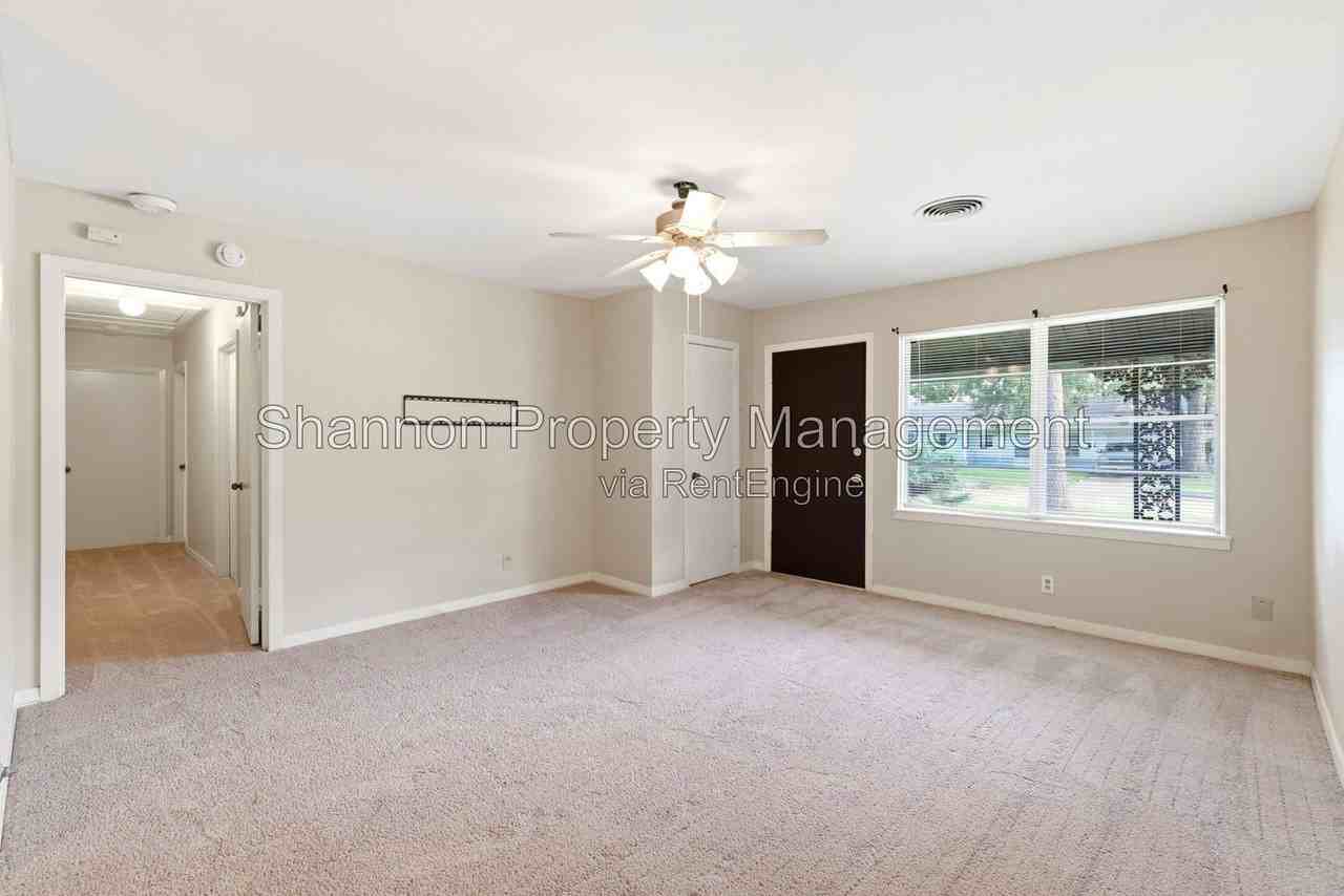 8406 Highcrest Dr - Photo 4 of 37