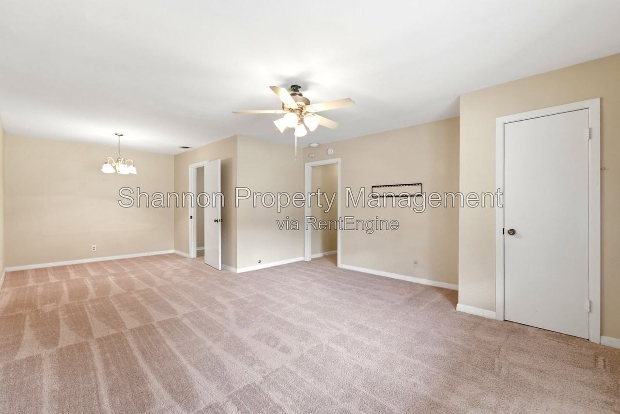 8406 Highcrest Dr - Photo 5 of 37