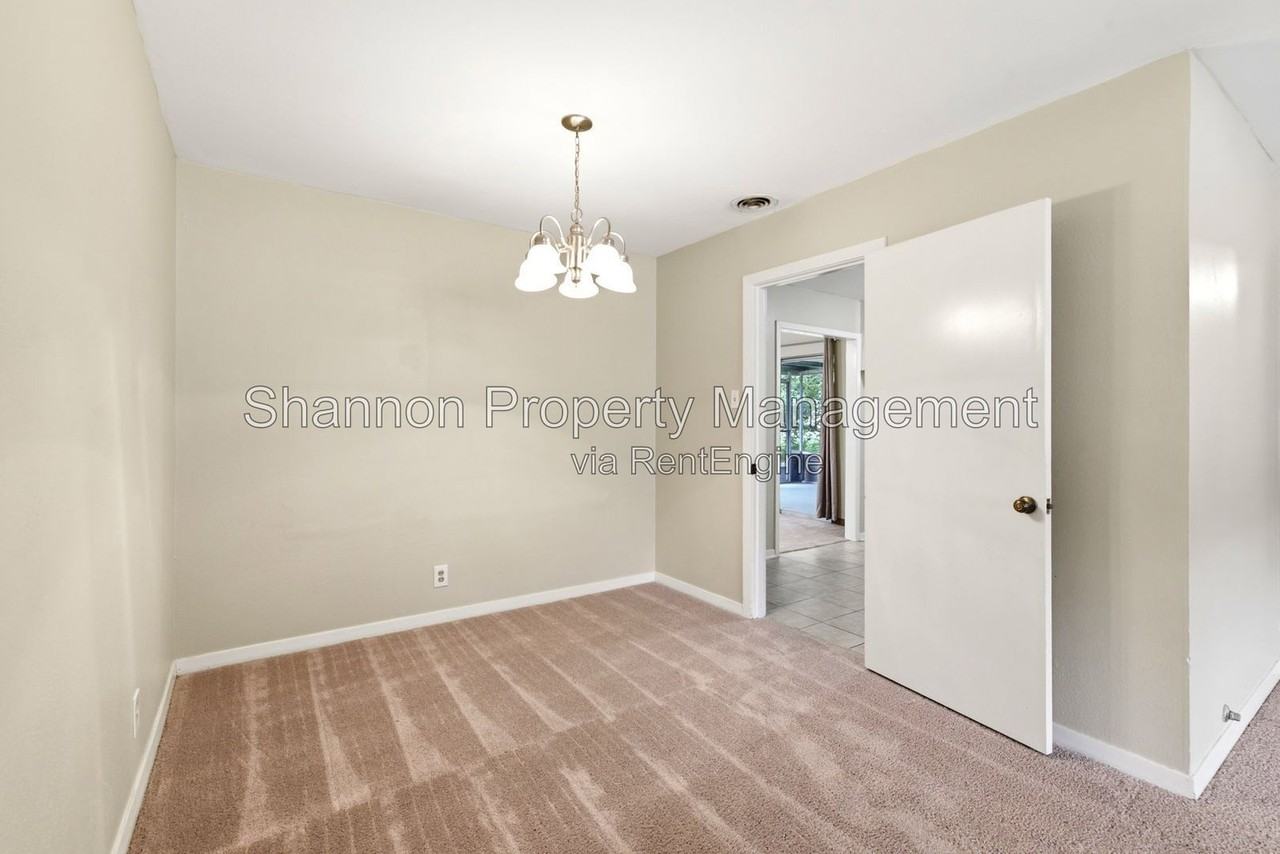 8406 Highcrest Dr - Photo 7 of 37