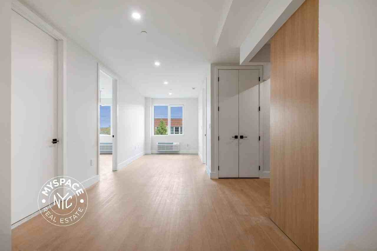 102 E 53rd St #3D