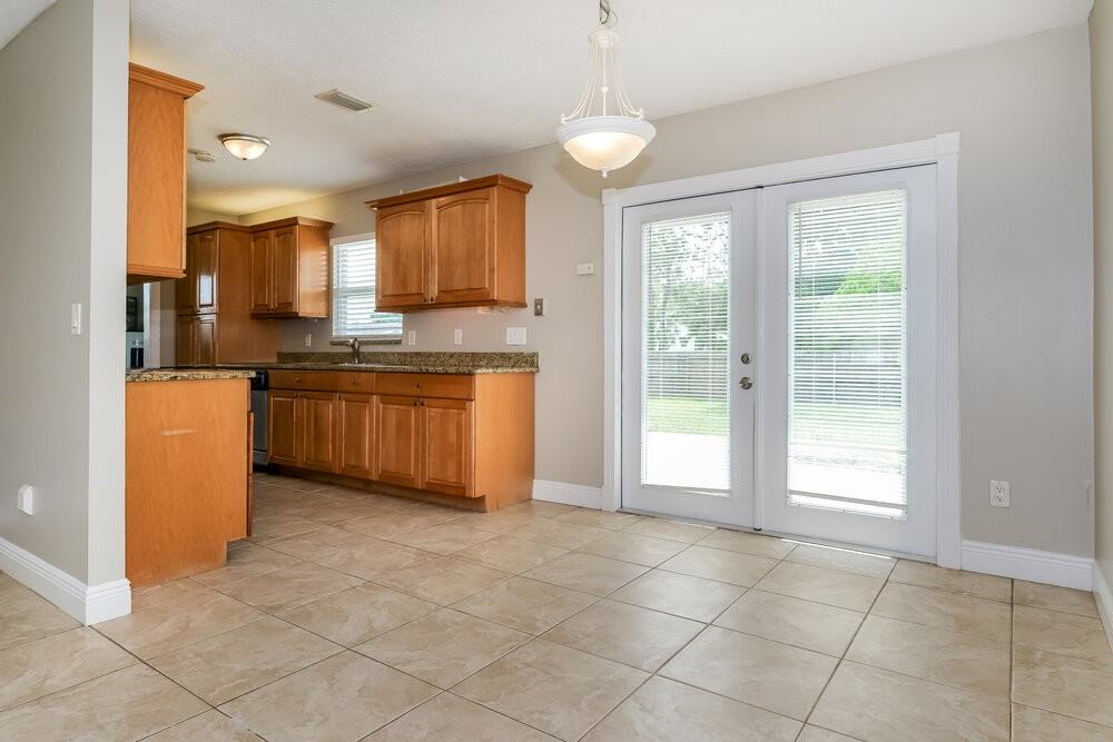 357 Nw Hibiscus St - Photo 6 of 16
