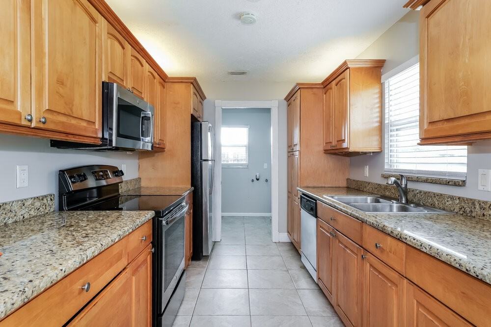 357 Nw Hibiscus St - Photo 7 of 16