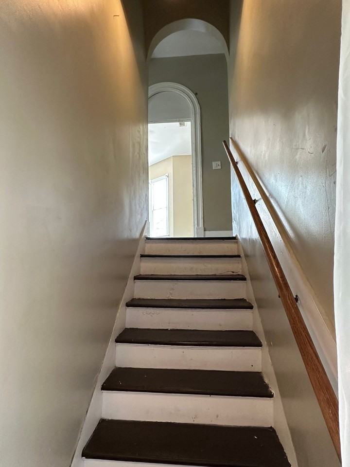 203 W 35th St - Photo 2 of 16