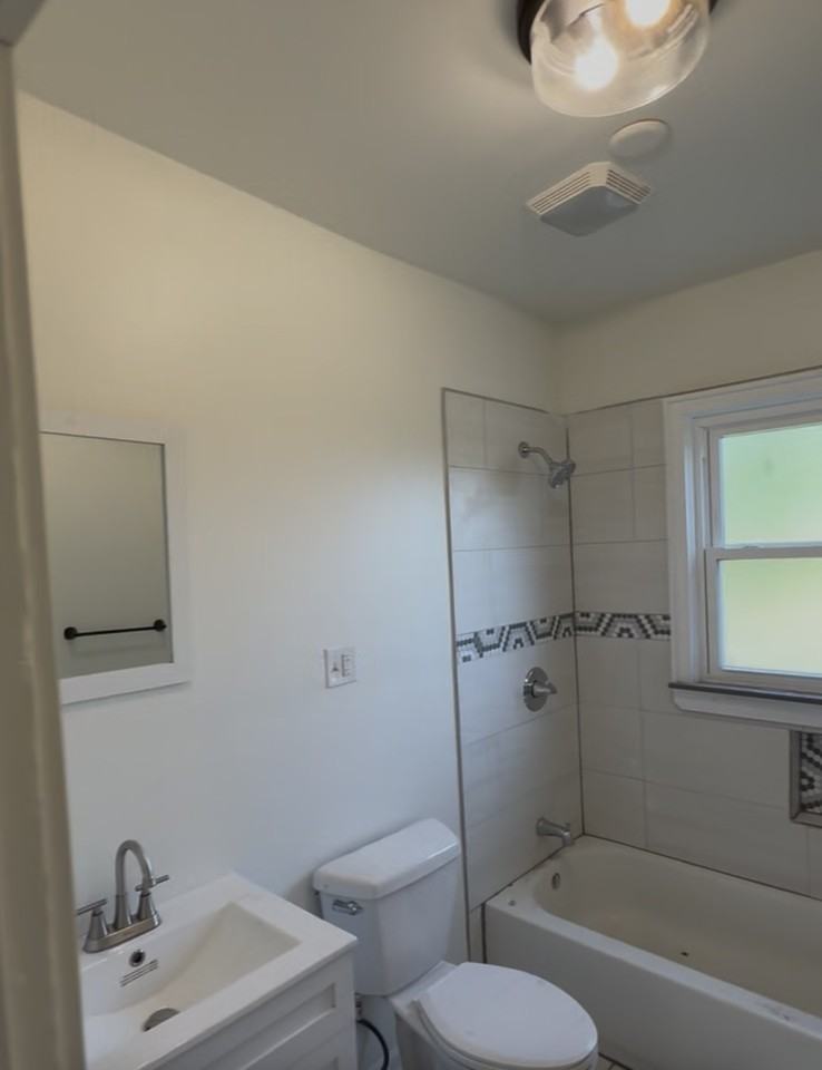 1094 Lenox St #1 - Photo 4 of 11