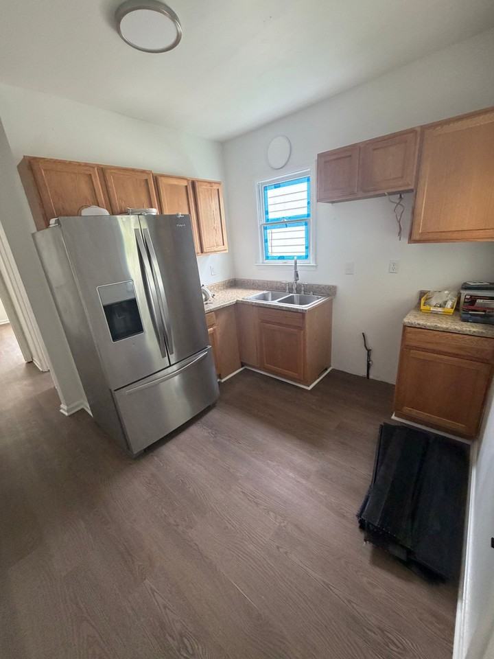 3229 Kirby Ave - Photo 3 of 11