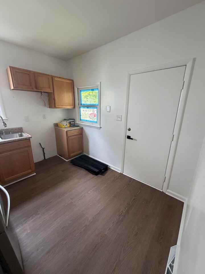 3229 Kirby Ave - Photo 4 of 11