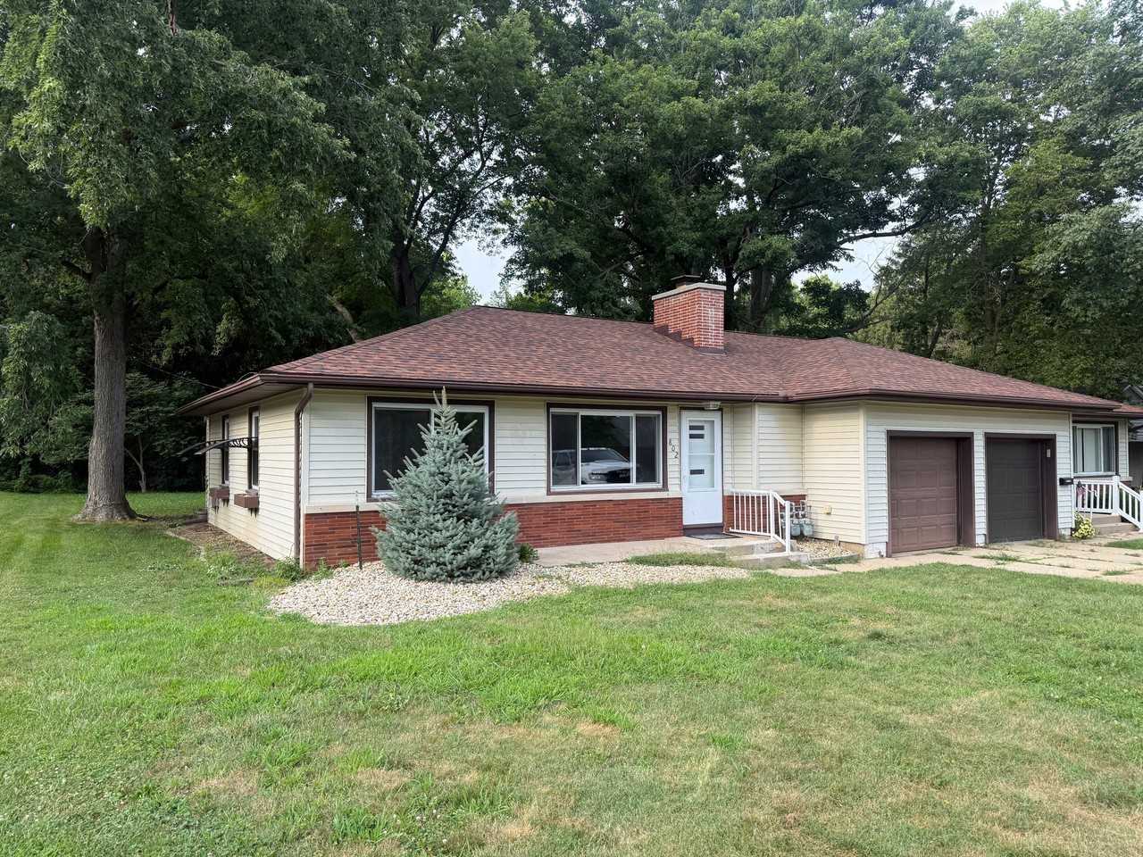 802 Crestview Dr - Photo 2 of 12