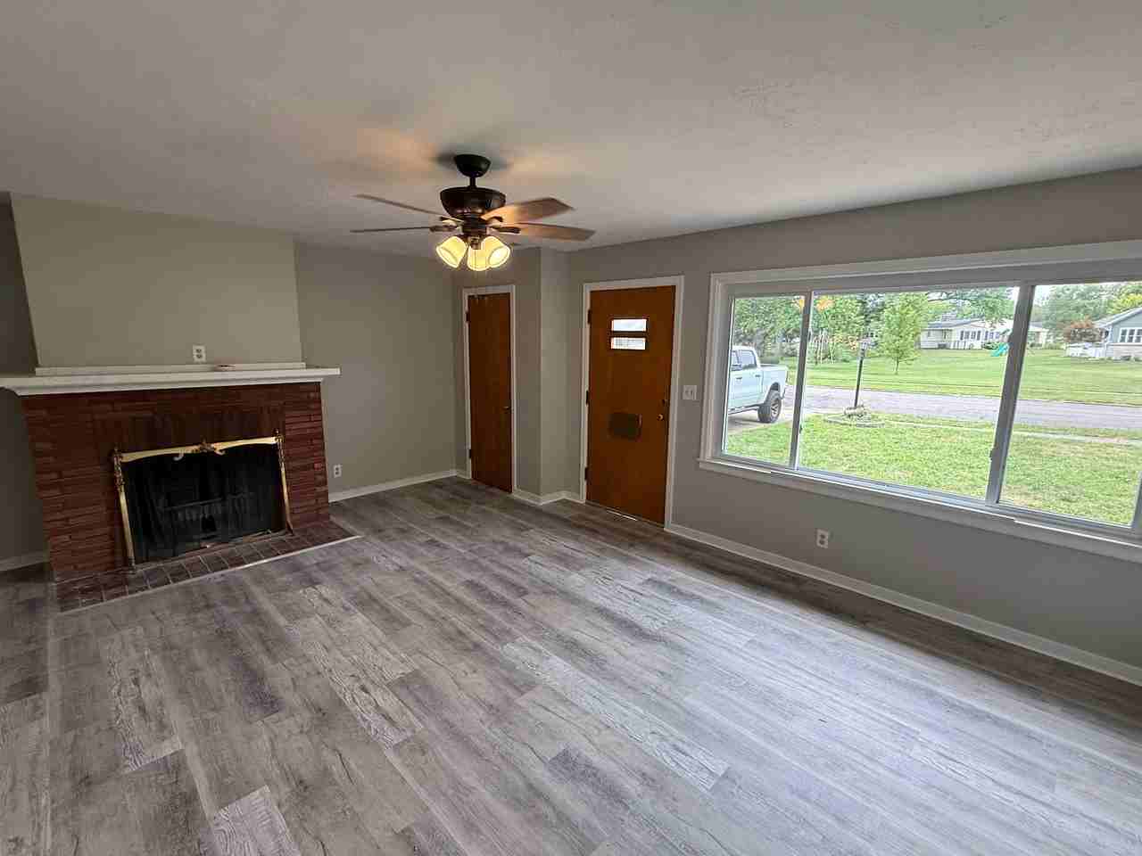 802 Crestview Dr - Photo 4 of 12