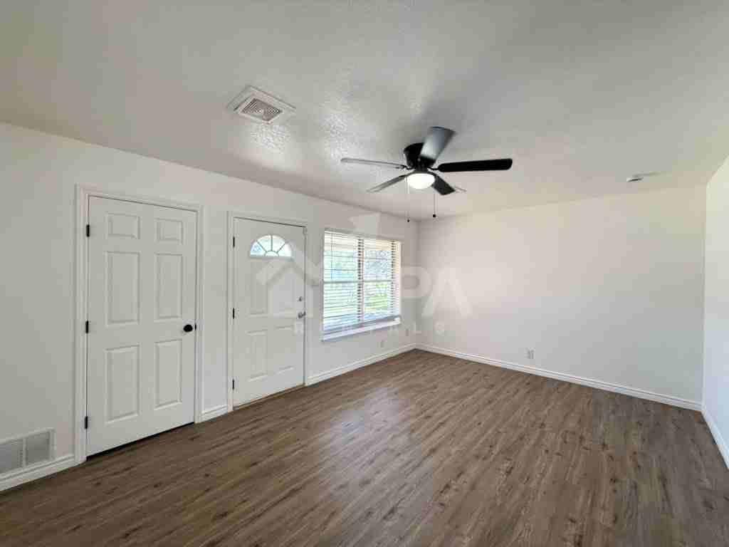 4907 Stoneleigh Dr - Photo 4 of 18