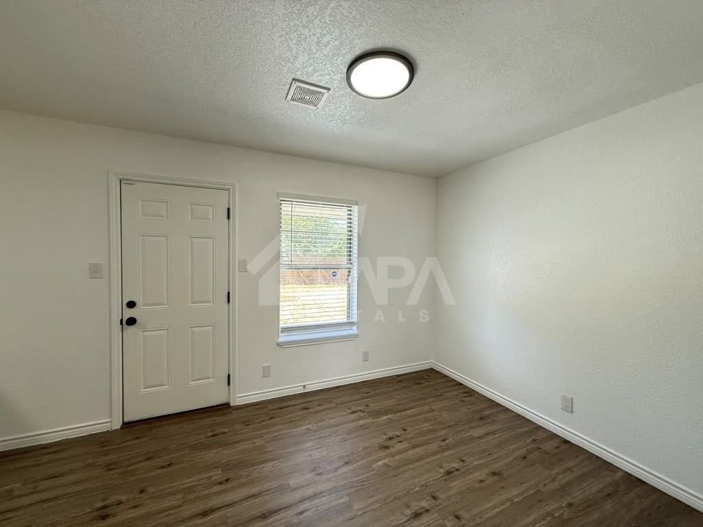 4907 Stoneleigh Dr - Photo 5 of 18