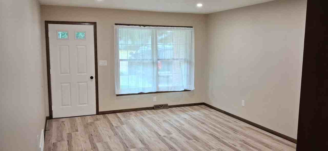 570 Limerick Rd - Photo 5 of 17