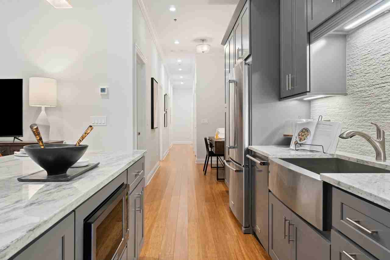 1039 W Monroe St - Photo 4 of 14