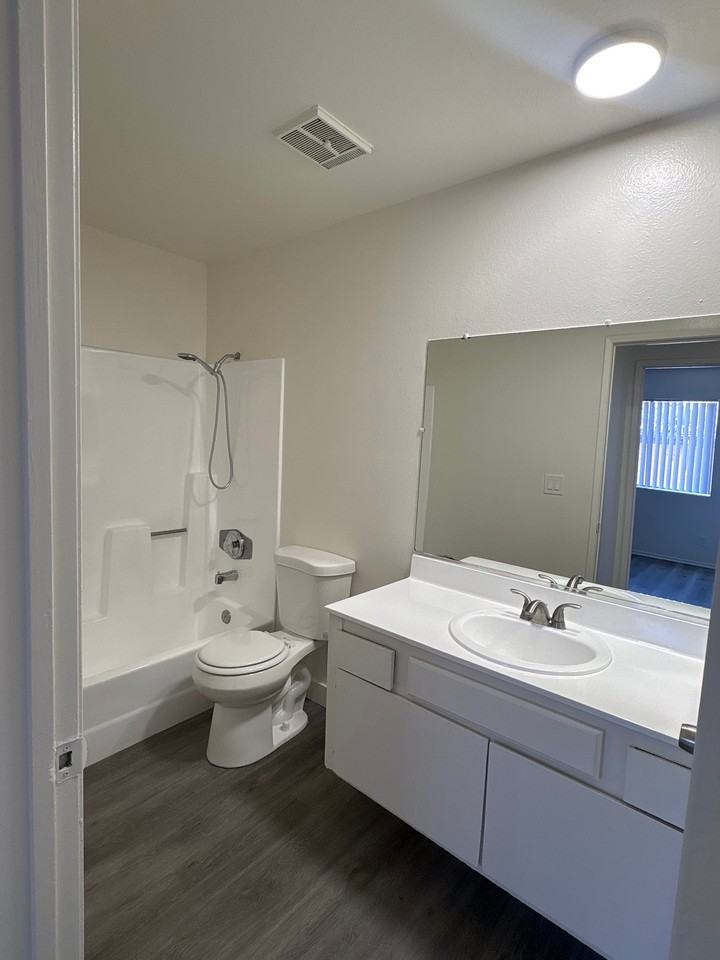 7507 Woodman Ave #10 - Photo 3 of 15