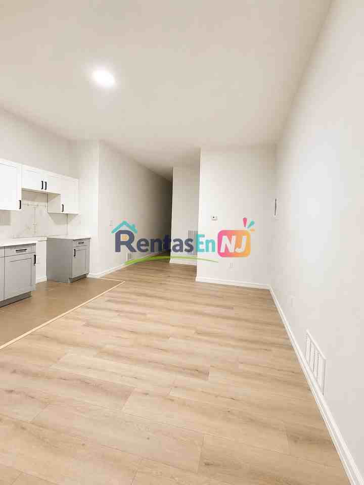 319 Hawthorne Ave #1L - Photo 2 of 7