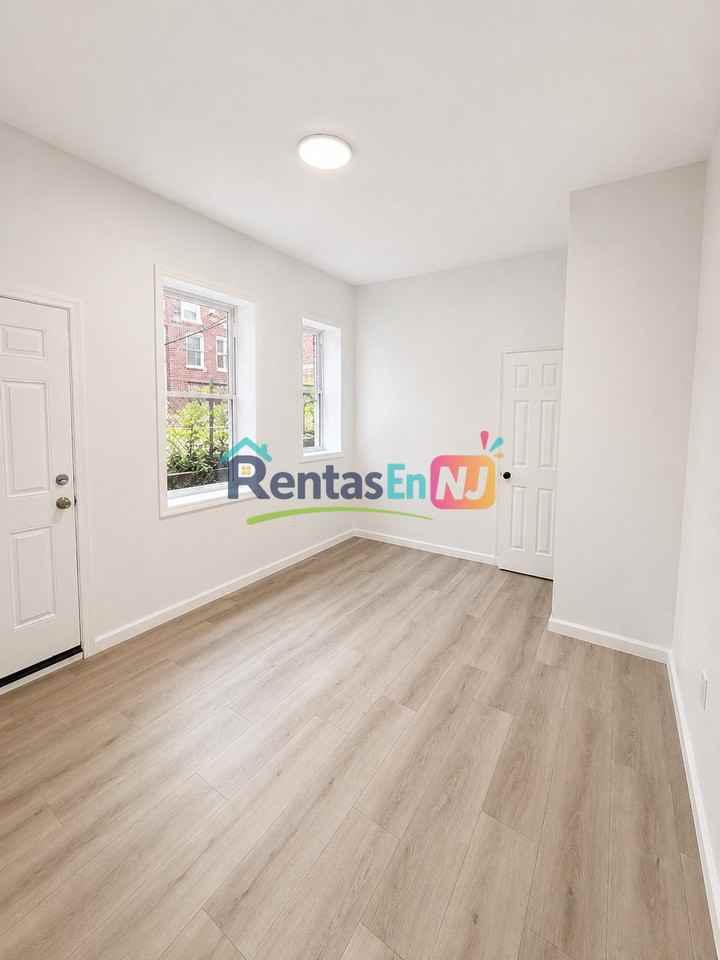 319 Hawthorne Ave #1L - Photo 3 of 7