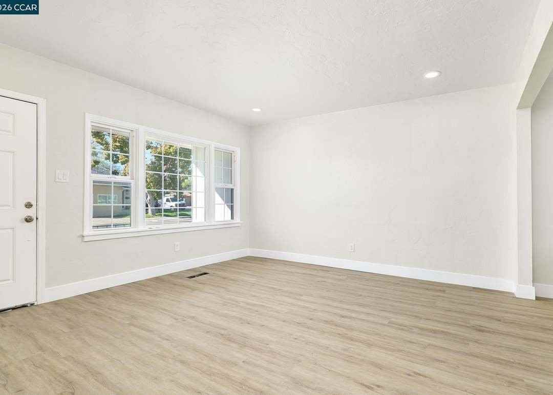 90 Manville Ave - Photo 2 of 18