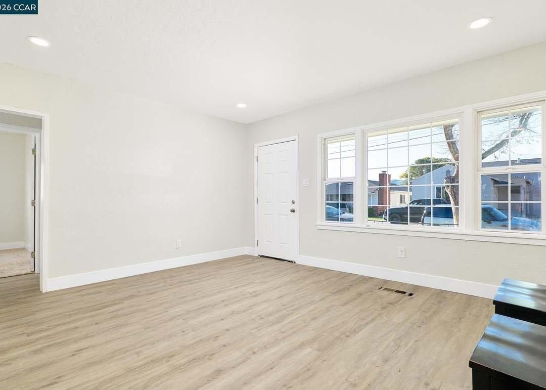 90 Manville Ave - Photo 3 of 18