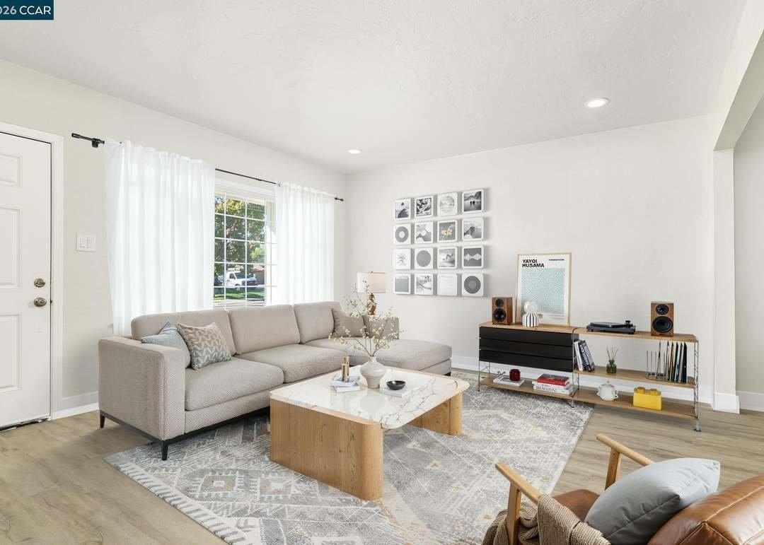 90 Manville Ave - Photo 4 of 18