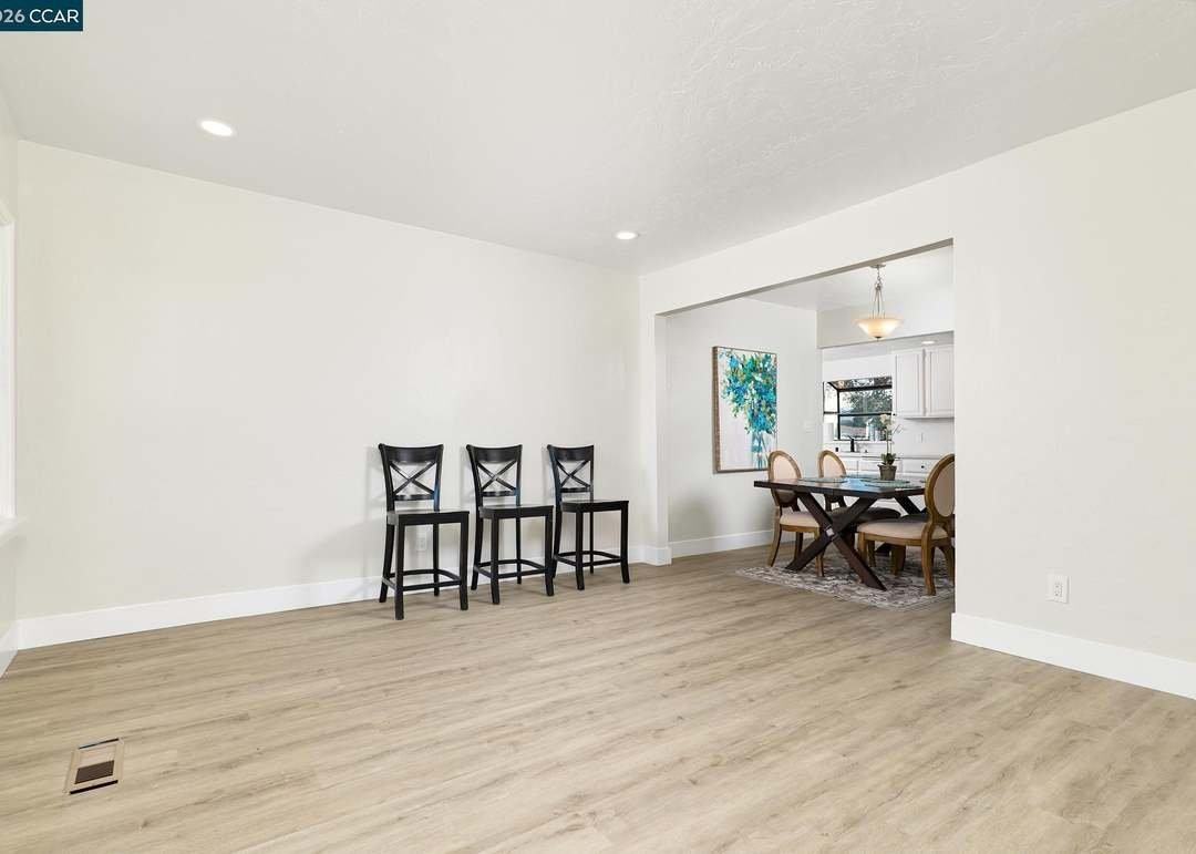 90 Manville Ave - Photo 5 of 18