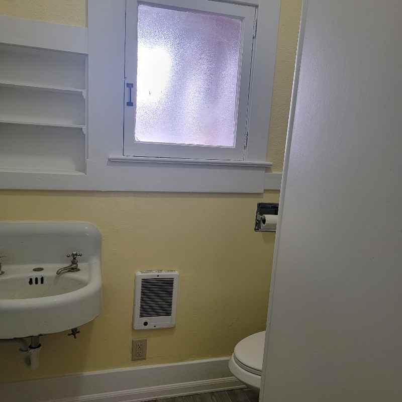 338 Se Jackson St #1 - Photo 3 of 5