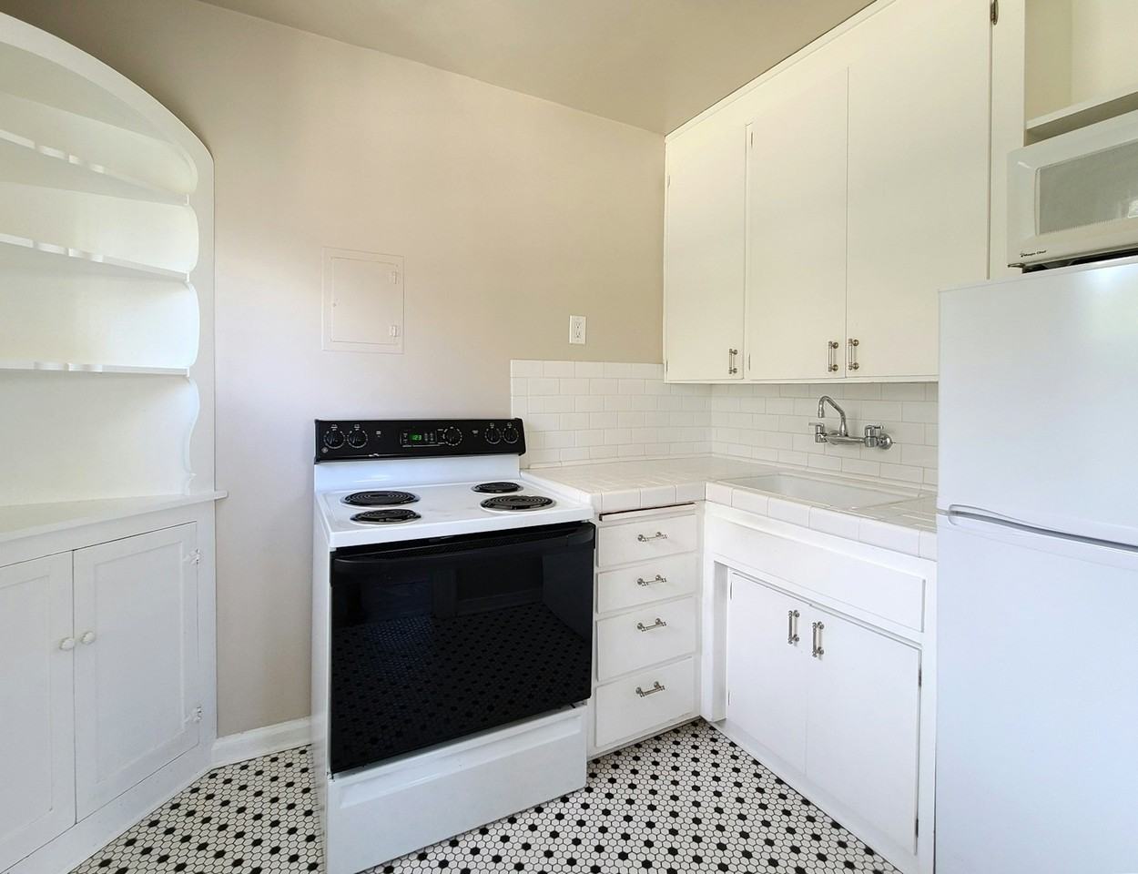 956 10th Avenue East, Unit 302 - Photo 7 of 13