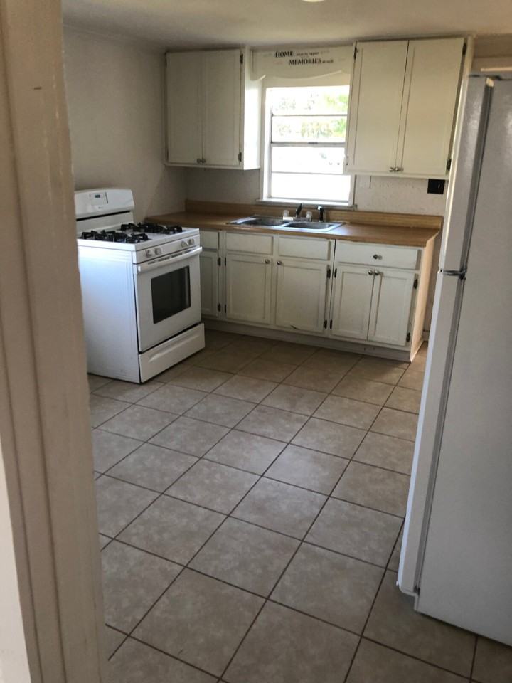 1621 Kathleen St - Photo 2 of 11