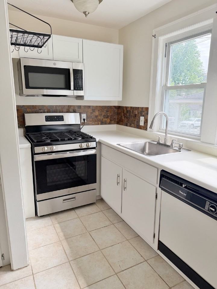 175 Putnam St Apt 1l - Photo 2 of 9