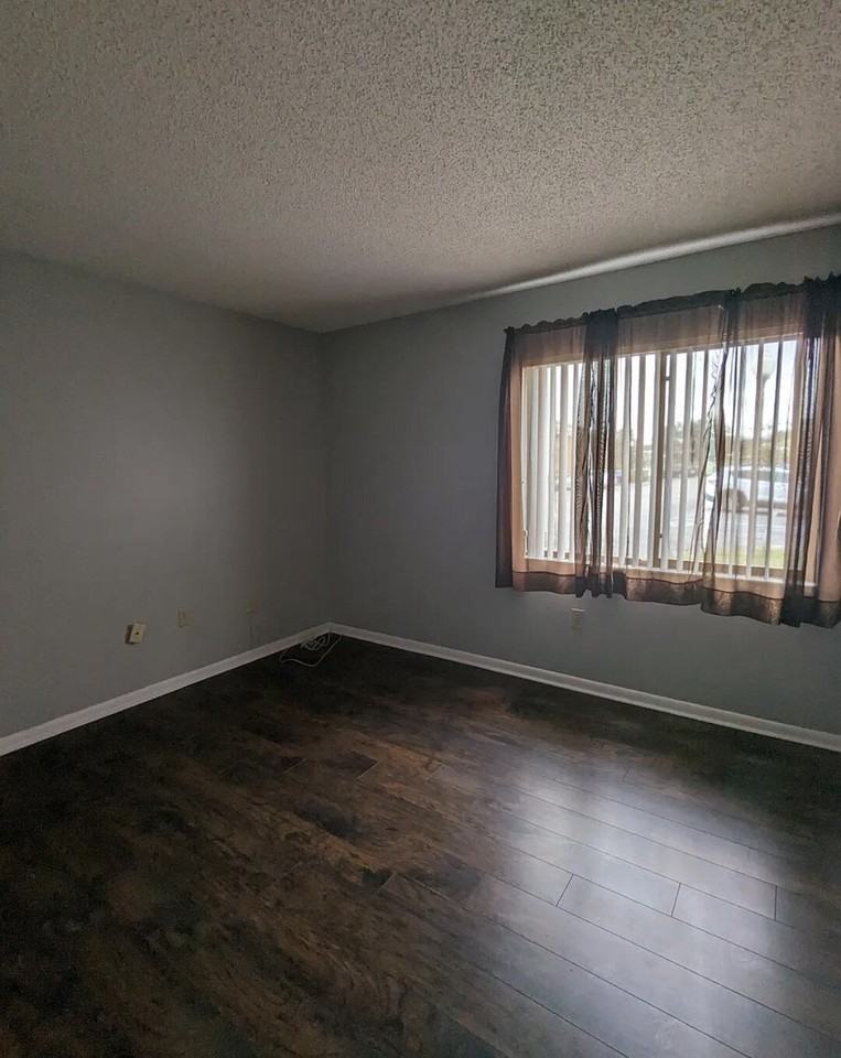 5229 Vineland Rd - Photo 6 of 23