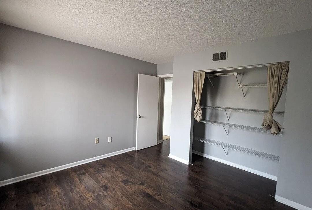5229 Vineland Rd - Photo 7 of 23