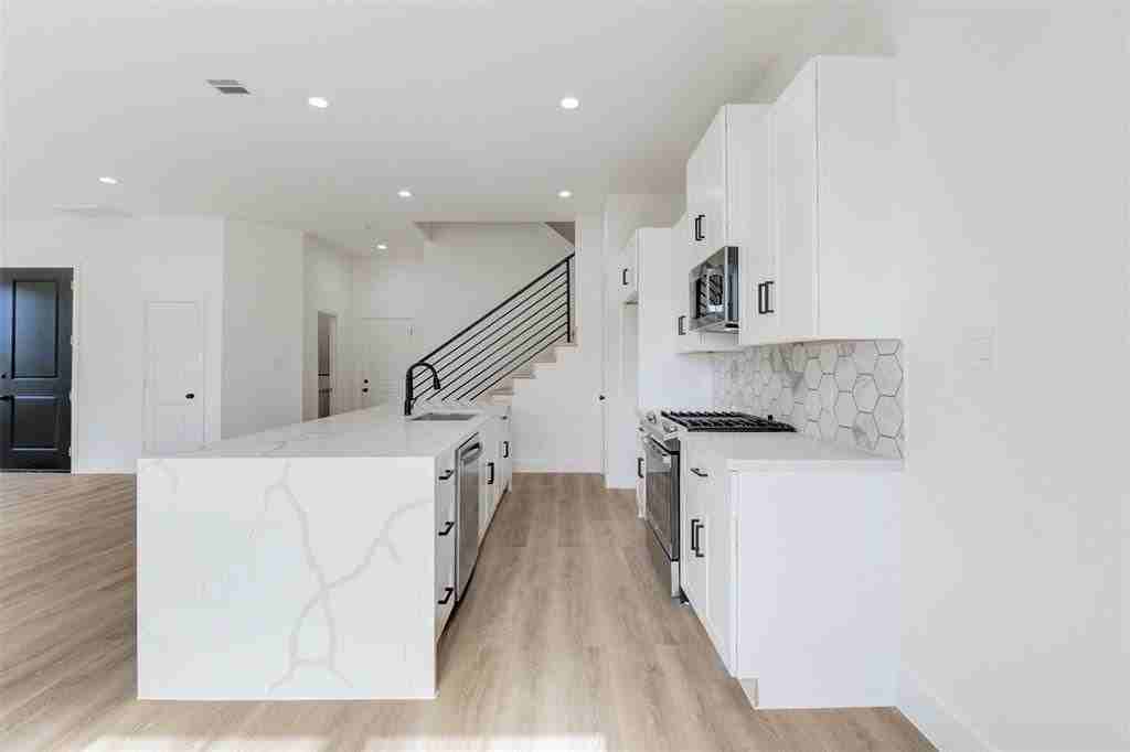5310 Denmark St - Photo 6 of 18