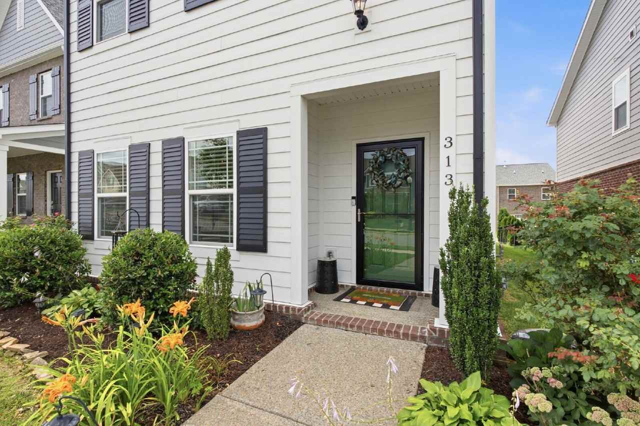 313 Cloverbrook Way - Photo 3 of 33